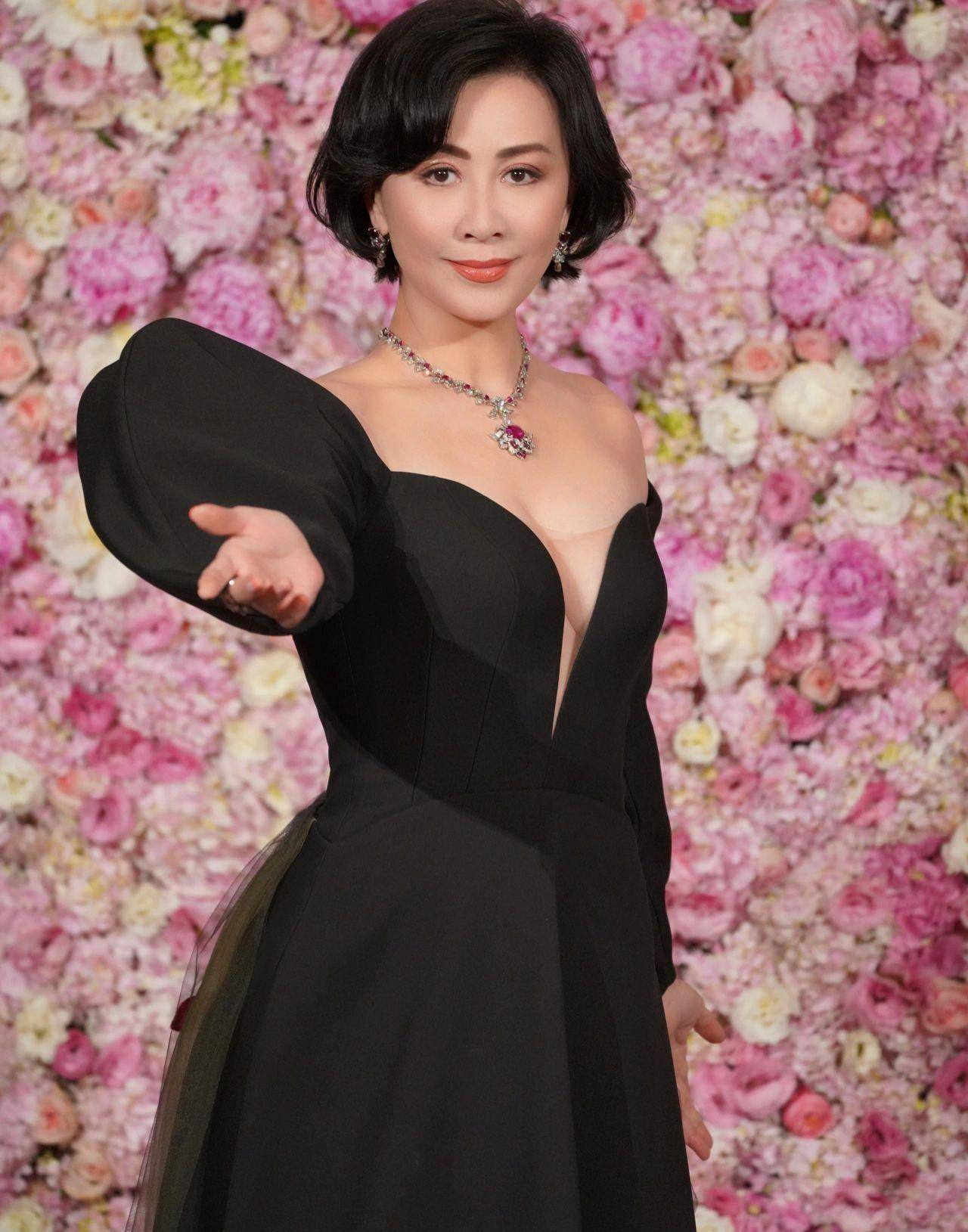 刘嘉玲：黑色深v抹胸礼服出席生日派对