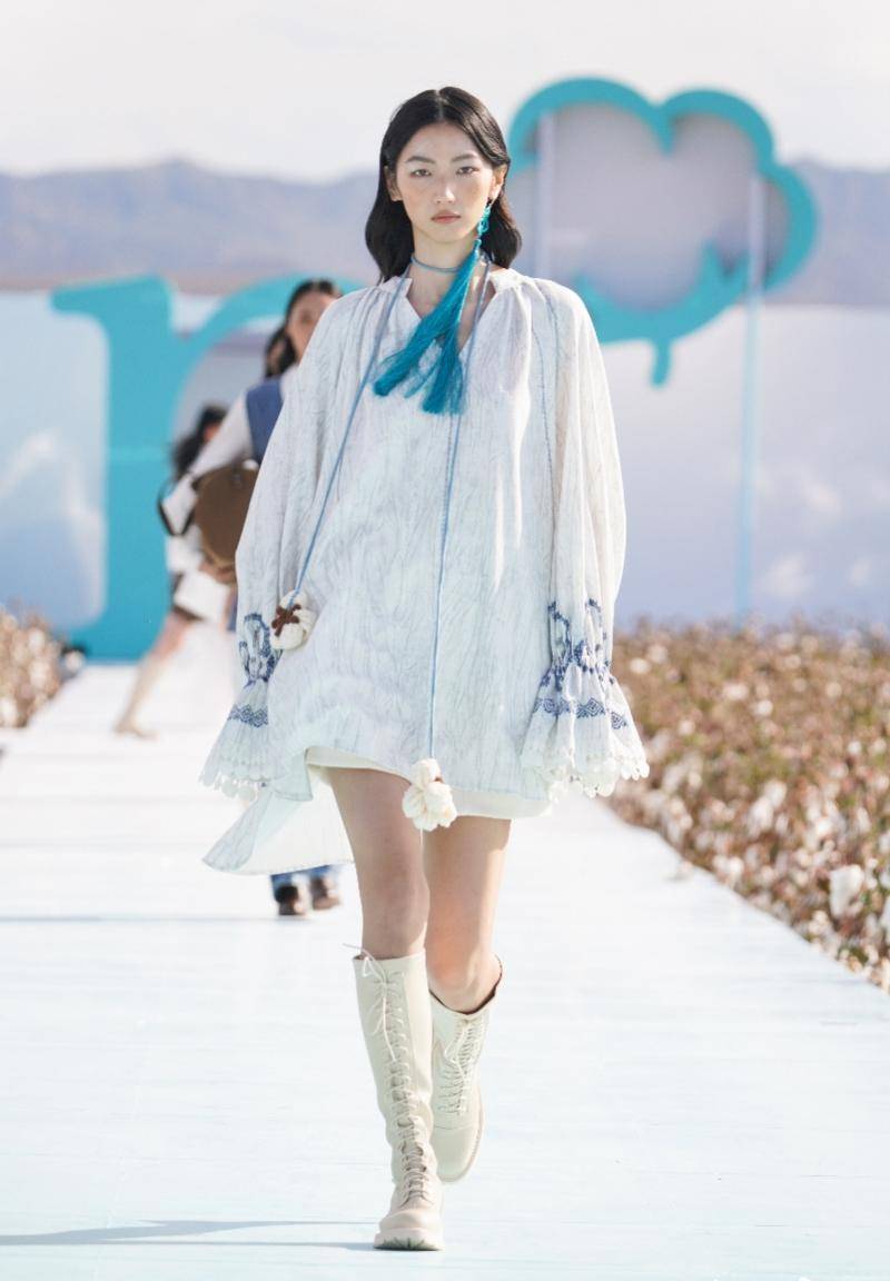 英曼2023秀场走进新疆棉田打破棉麻服装场景界限爱游戏ayx(图4)