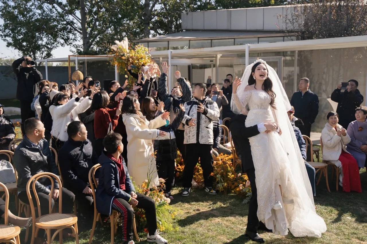 原创             中国体坛名将大婚！迎娶外国新娘，魔鬼身材，与前妻刚离婚1个月