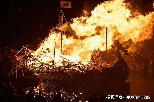 英国也能看极光？！怒吼、烧船、显有国人参加的维京海盗节来了！
