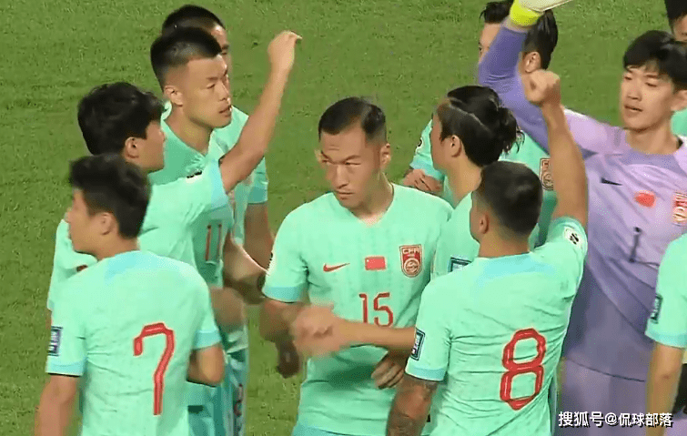 2-1逆转！4万人亲身见证国足扬眉吐气，66年纪录自然诞生，基本是能进18强赛