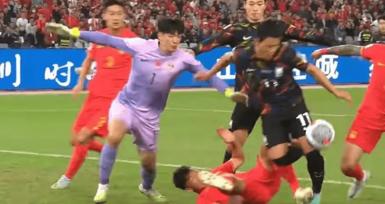 0-3！国足惨败韩国，韦世豪伤情极为严重，裁判乱吹引众怒，球迷群殴
