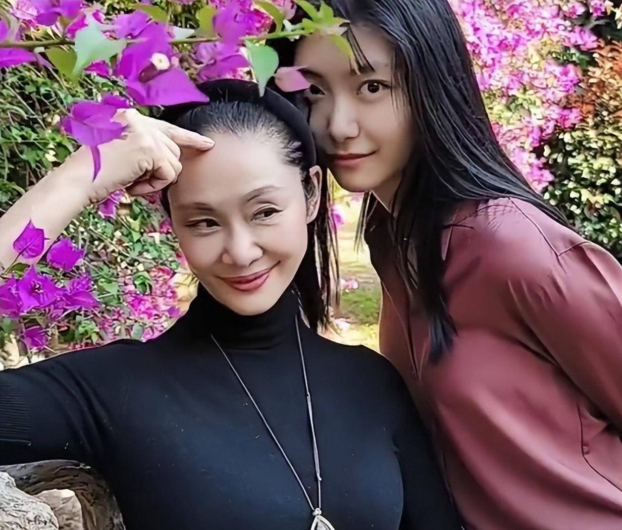原创歌手于文华：生下女儿就被分手，转身嫁给网恋小伙后，她怎样了