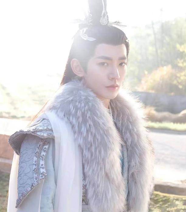 原创178cm的邓为现实中长啥样？看了生图，网友：和古装也差太多了