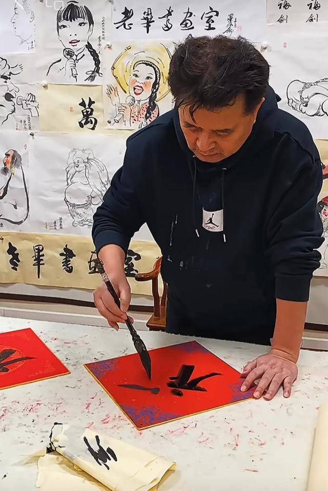 64岁毕福剑罕见露面：头发茂密气色好，低头写书法，祝福2024新年