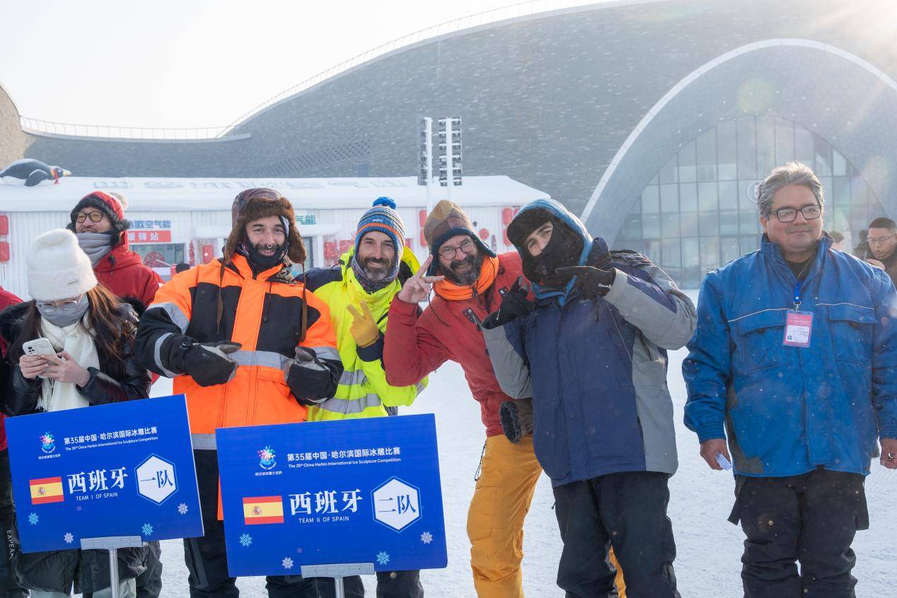 第三十五届中国·哈尔滨国际冰雕比赛今日开铲