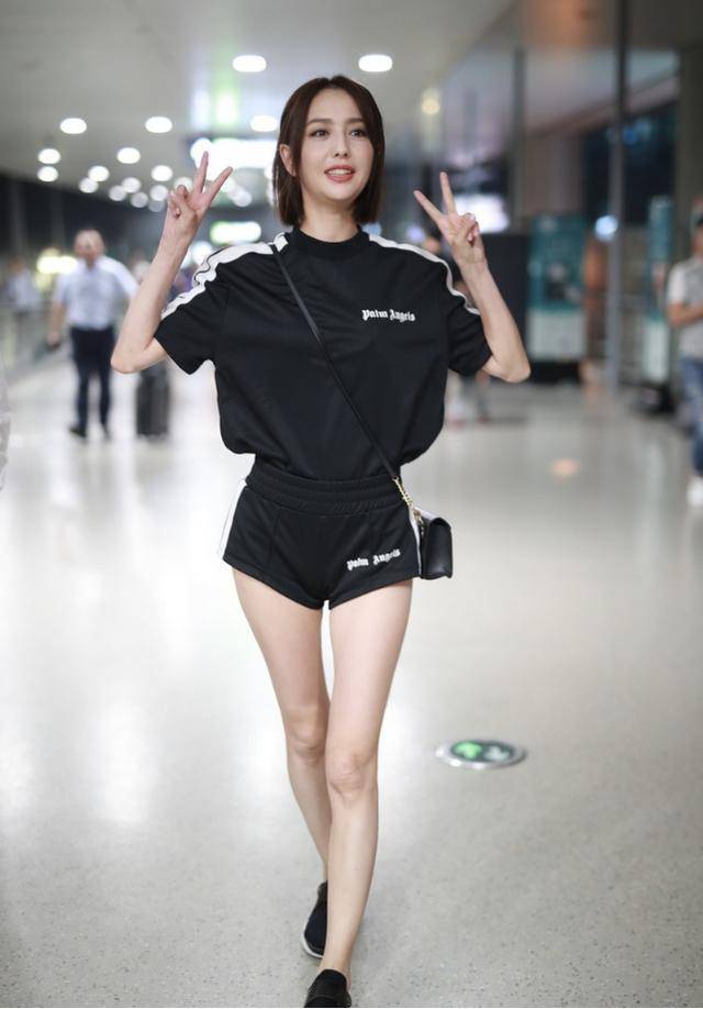 有一种"腿长"叫佟丽娅,穿"一分裤"出门身材晃人眼,真