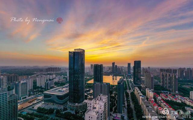 清晨洛阳新区楼顶,正大中心和世贸中心雄伟壮观_手机