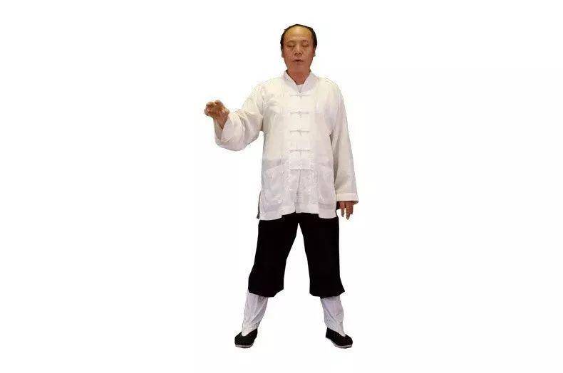 7,右式:右手攥拳,用力从腰间向右斜前方慢慢推出,怒目看拳,同时重心微