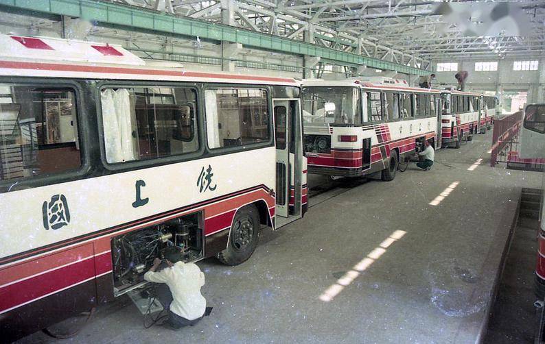 试制成功中国第一辆汽油机后置式客车,填补了中国汽车产品的一项空白