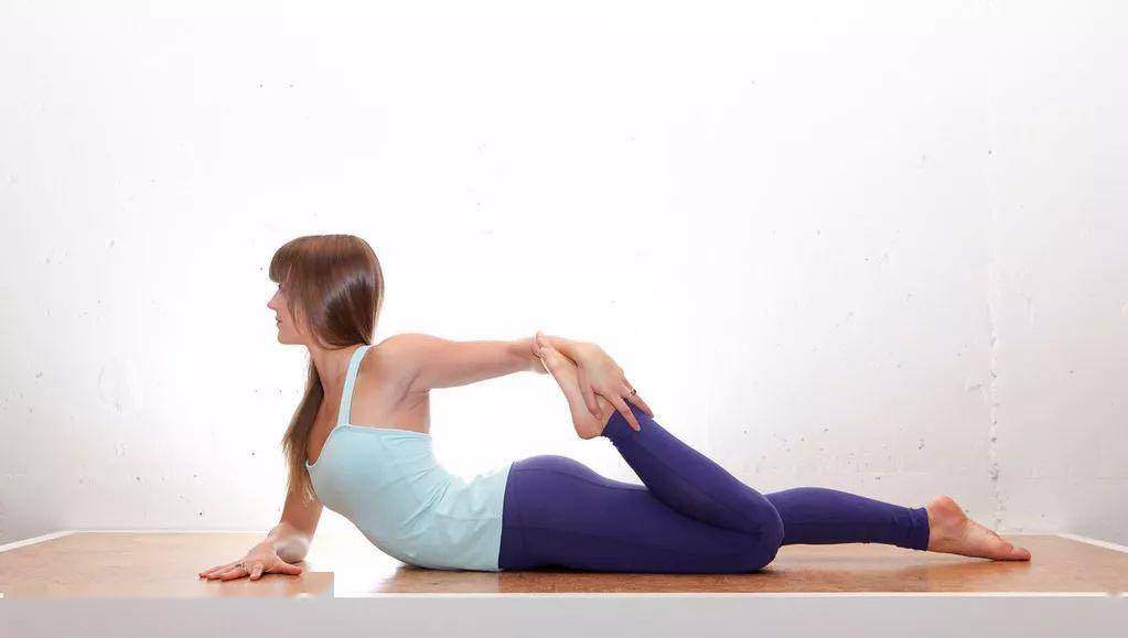 5 个瑜伽体式拉伸大腿前侧,疏通经络,塑造腿型有秘诀