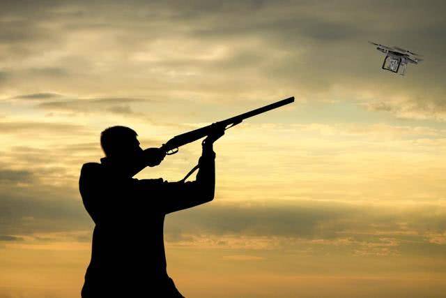 美国男子开枪击落航拍无人机 面临两项重罪指控