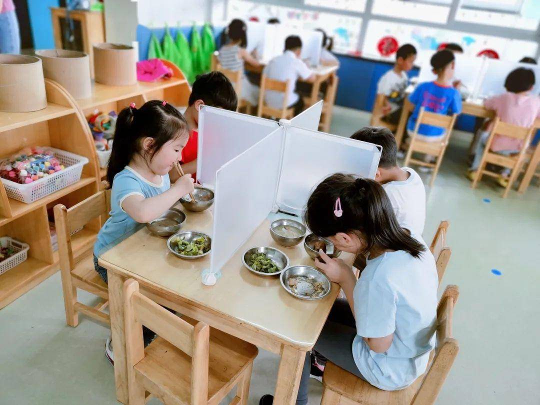 文思幼儿园 午餐时刻,新区各幼儿园通过错位间隔,设置隔板等不同方式
