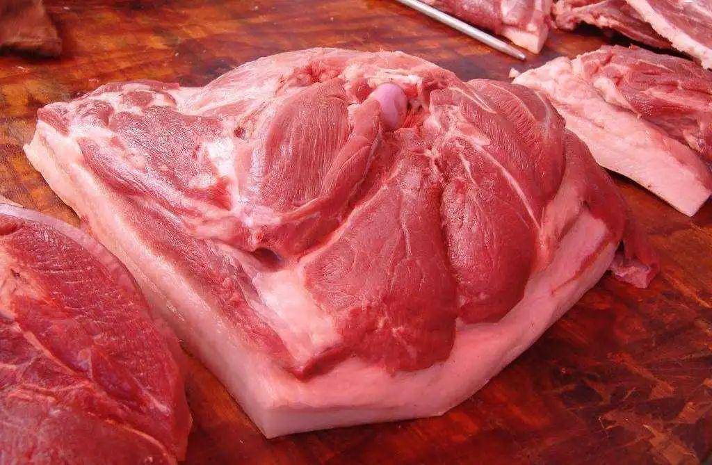 因肉价太贵,泸州一女子肉摊偷30余斤猪肉,结果
