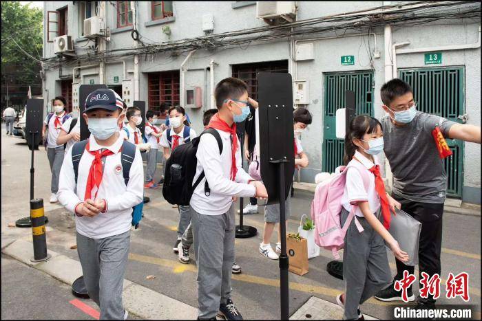上海60万中小学生重返校园守好“四扇门”管好“四间室”