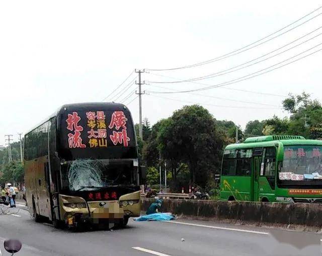 从北流开出的一大巴车撞飞摩托车,有人倒地不起