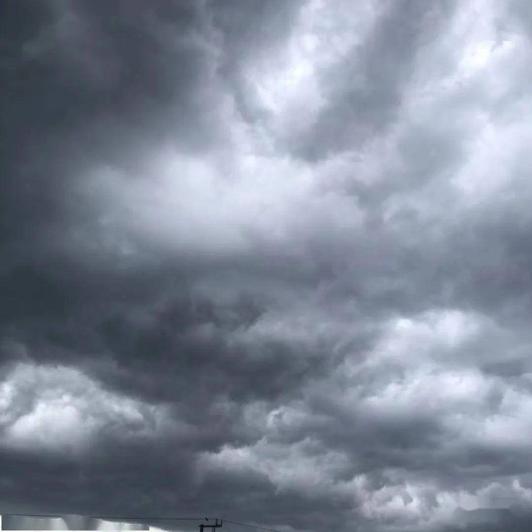 今天下午突然变天谷饶昏天暗地雨来了