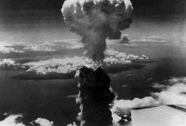 原子弹"小男孩"爆炸全过程,7万人瞬间化为灰烬