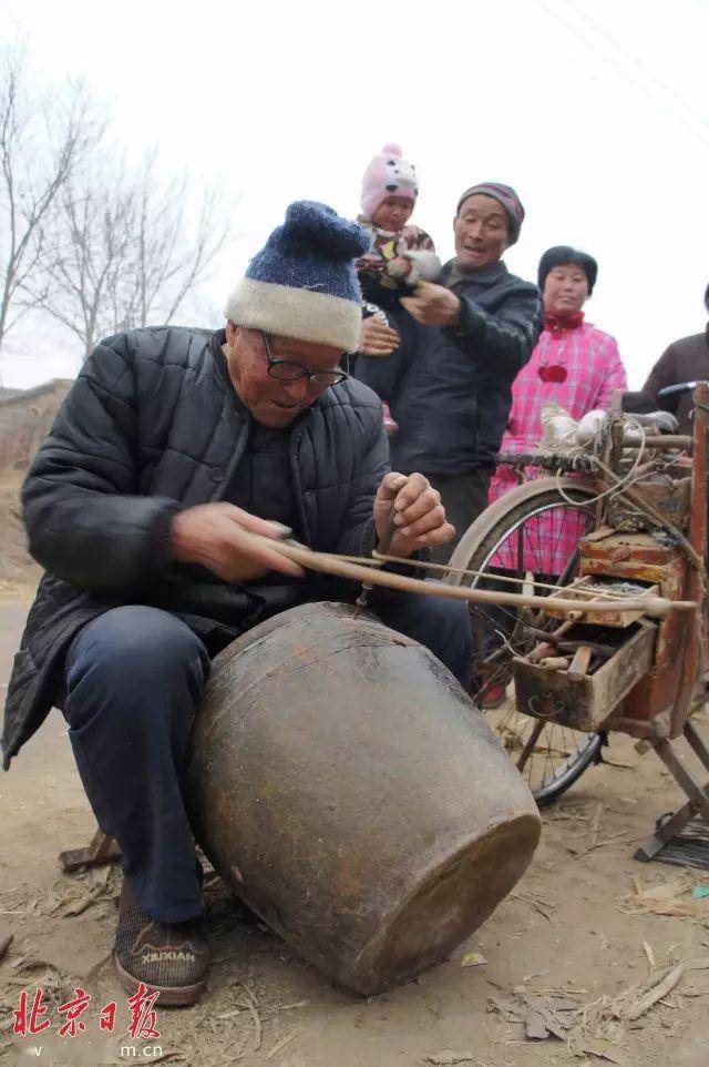 一个锔锅锔碗的老头儿沿街吆喝"锔锅锔碗锔大缸喽"