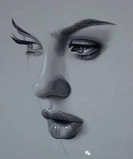 伊拉克画家女性的五官素描,这高光真是灵魂之笔啊