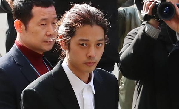 韩国歌手郑俊英在拘留所被人指使唱歌：渴望重返社会_韩媒