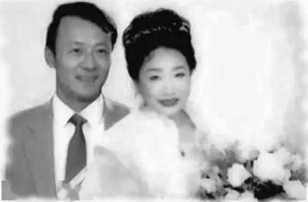 不过,鲍蕙荞和庄则栋的婚姻却没有走到头,二人于1985年2月2日办理了