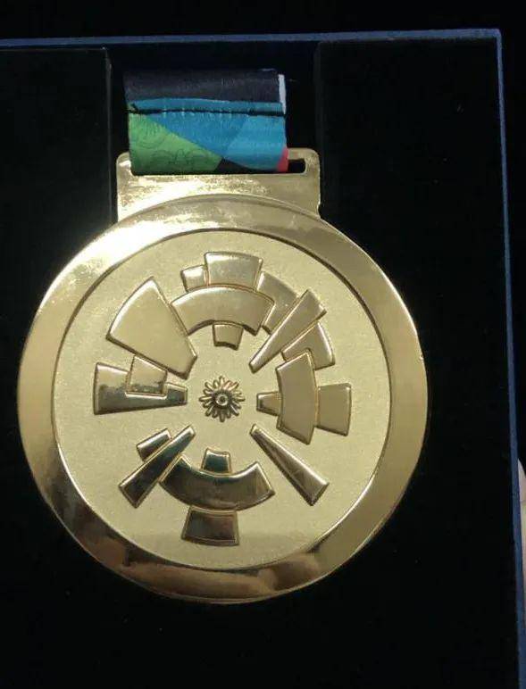 本届亚运会奖牌设计采用以格罗拉蓬卡诺体育场为设计原型的亚运会