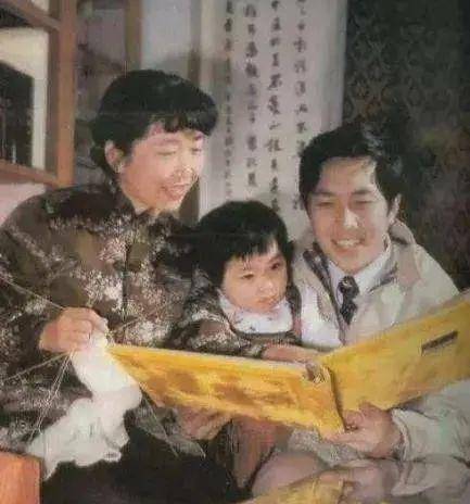 在1983年,孙涛为唐国强生下女儿唐莉,开始相夫教子,在生活上也是细心