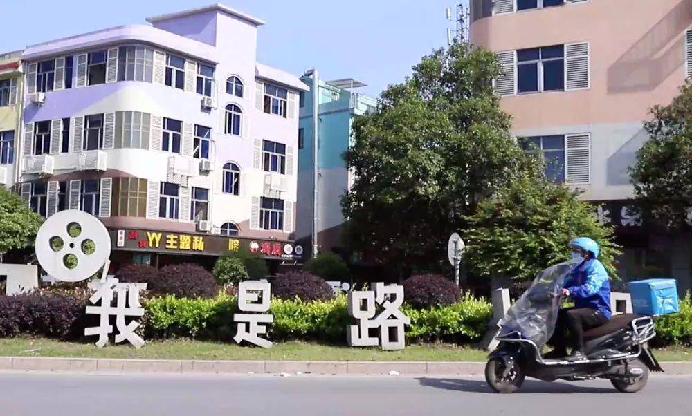 当明星之前，先去横店送外卖