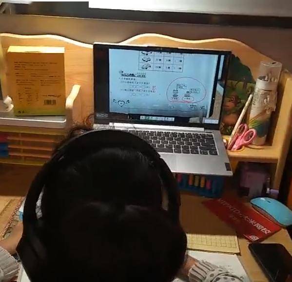 上网课小女孩 fa478baddcd448a5a3da639e25c8d03e.jpeg