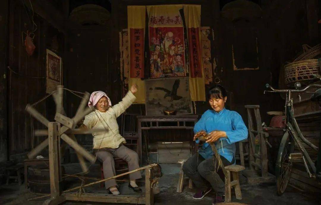 据传古时山越人为避战乱躲入深山,他们将绩麻纺线,用麻布做衣服,并在