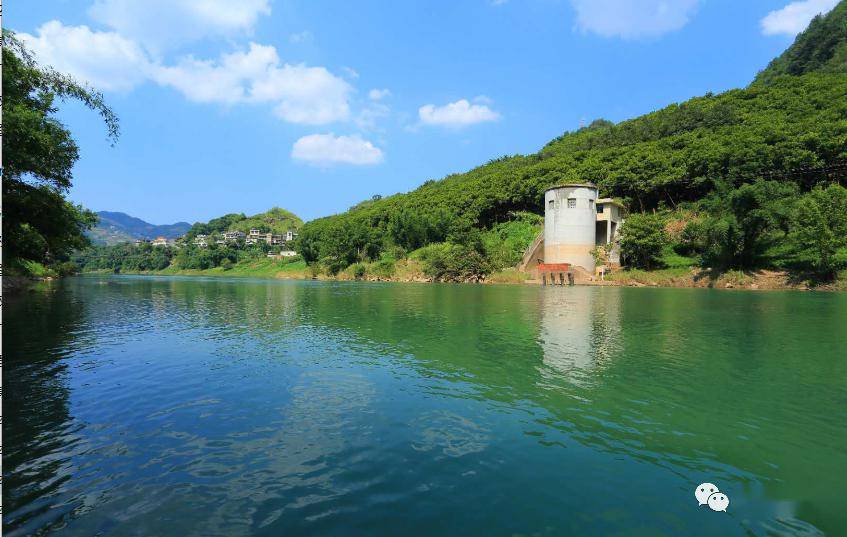 七仙湖碧波荡漾.溶洞飞瀑曲径流淌.