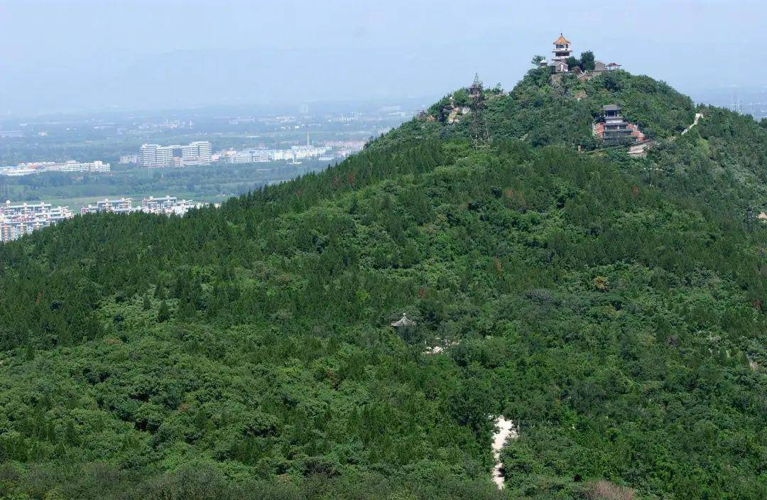 百望山 --王建 摄影凤凰岭位于海淀区西北部,苏家坨镇台头村西,海拔