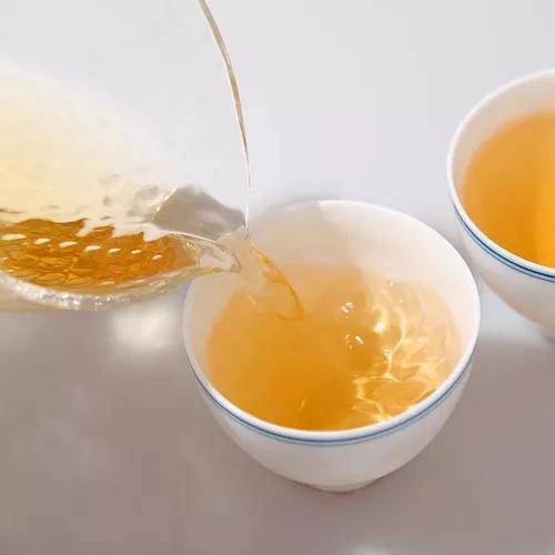 茶汤呈琥珀色,清澈透亮,并伴随白茶内部的化学成分,汤色逐渐变红亮