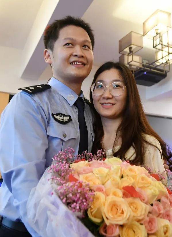 [黄嘉辉]太甜了！，撒狗粮！民警小伙520制造惊喜求婚