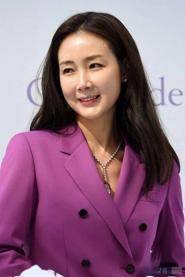 44岁崔智友生下一女,她老公原是牛郎?