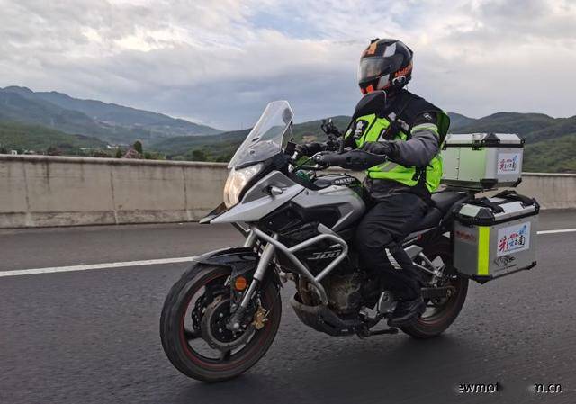 大运dy300x,一款适用于长途摩旅与城市通勤代步的拉力车型,由老牌摩托