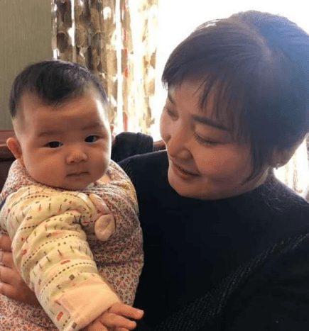 67岁产妇生下女儿半年，坚持母乳喂养，女儿白白胖胖！女性生育有年龄上限吗？