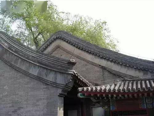 硬山顶即硬山式屋顶  是汉族传统建筑双坡屋顶形式之一