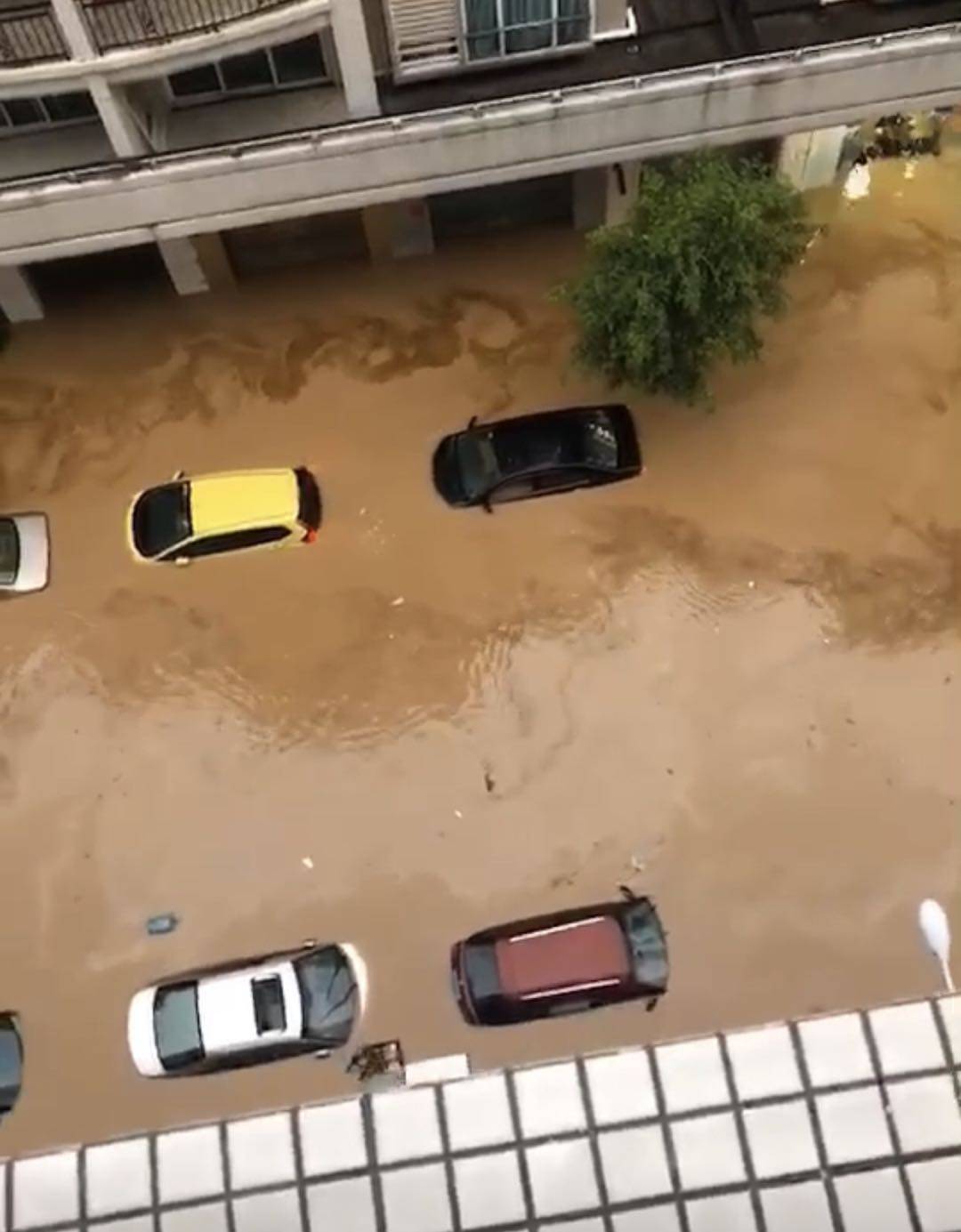 暴雨用车遭水淹,车损险,涉水险到底怎么赔?