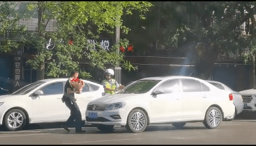 “女交警给老公贴罚单”视频拍摄者：一次意料之外的摆拍