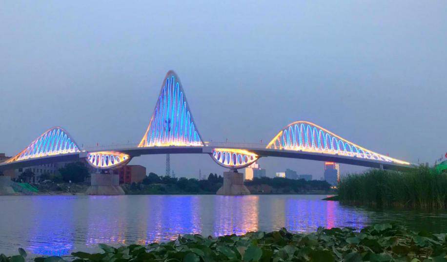 网红新地标丨咸阳东高颜值人行景观桥亮相!比玻璃桥还
