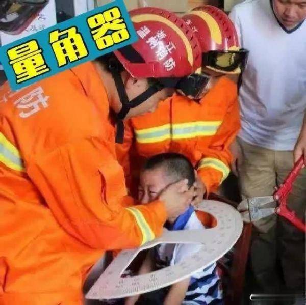 疼！婴儿右手指被卡螺丝帽，家长抱孩子到消防队救助