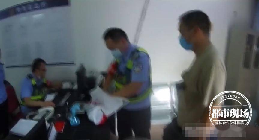 实习生新分配到宿舍，打开门发现10万元现金！一