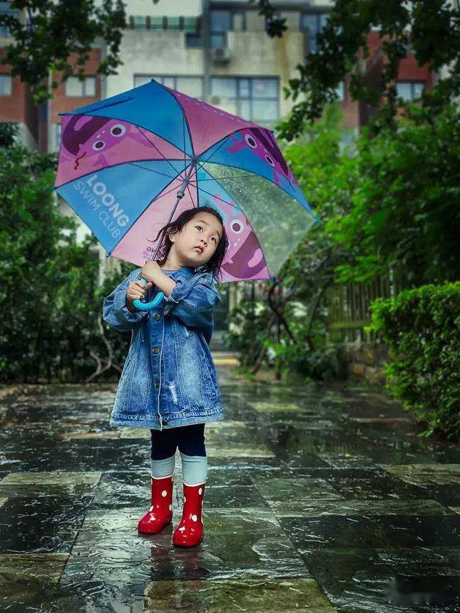 打雨伞的小女孩/益友