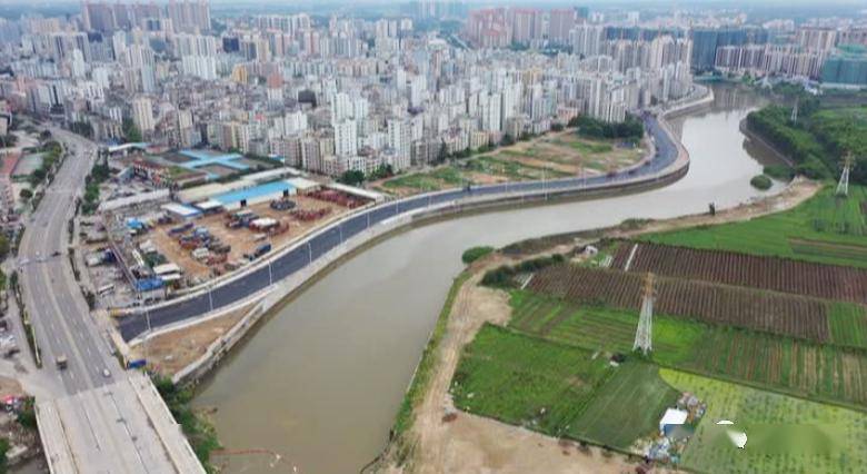 遂溪县城滨河北路沥青路面铺设完成 方便群众出行