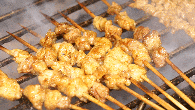 串差不多  实则却是外柔内刚的独特味道 金黄透亮的胸口油串在竹签上