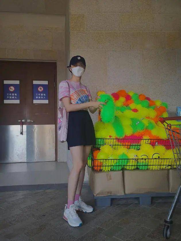 姚晨40岁也不年轻了,光看打扮和腿,把她认成20岁姑娘都可能!