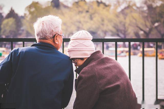 两个人坐在公园里依偎在一起,即使什么也不说,心里也会觉得无比满足