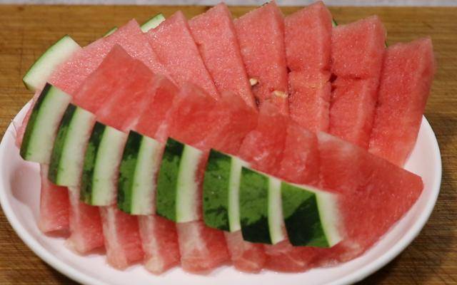西瓜怎么切盘好看又简单 df58301994c34ec9af1e8e7b8a5a6a11.jpeg